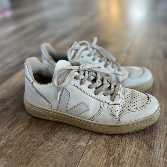 Veja Shoes - Veja V-90 Low Top Sneaker - Gray & White - EUR Size 39